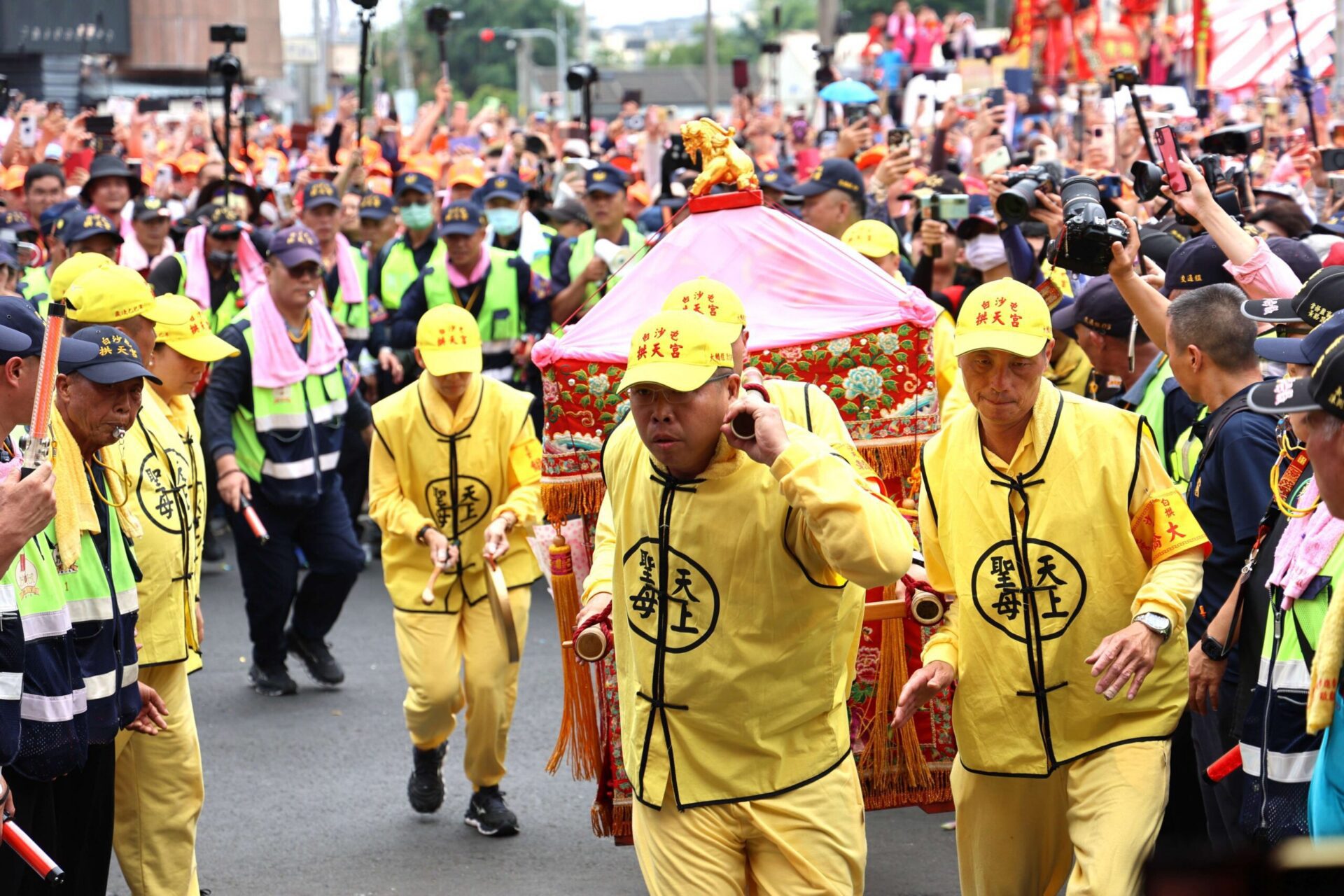 壯觀!媽祖鑾轎抵北港 張麗善、張嘉郡、丁學忠齊聚接駕 壯觀!媽祖鑾轎抵北港 張麗善、張嘉郡、丁學忠齊聚接駕