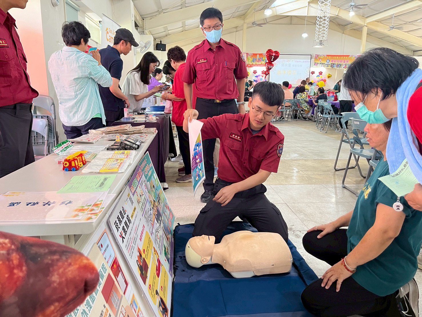 杉林消防隊母親節前辦防火宣導 居民學習滅火器操作技巧 杉林消防隊母親節前辦防火宣導 居民學習滅火器操作技巧