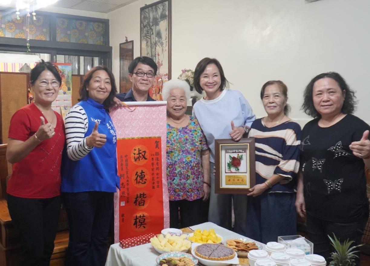 高雄警眷獲頒全國警察模範母親 柯志恩親自拜訪祝福母親節快樂 高雄警眷獲頒全國警察模範母親 柯志恩親自拜訪祝福母親節快樂
