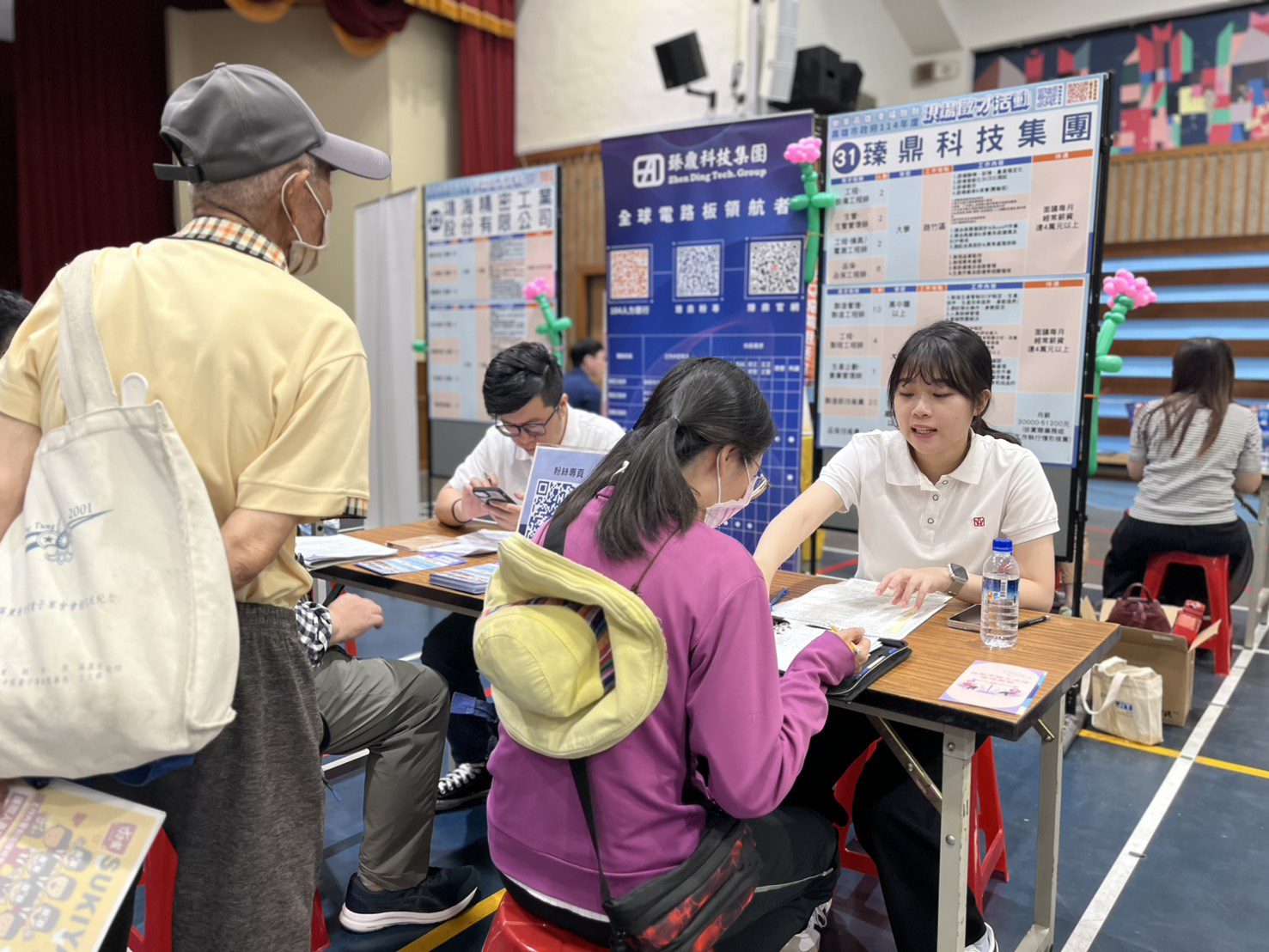 高市勞工局挺勞工拚就業 五一系列聯合徵才吸引逾800人次面試 高市勞工局挺勞工拚就業 五一系列聯合徵才吸引逾800人次面試