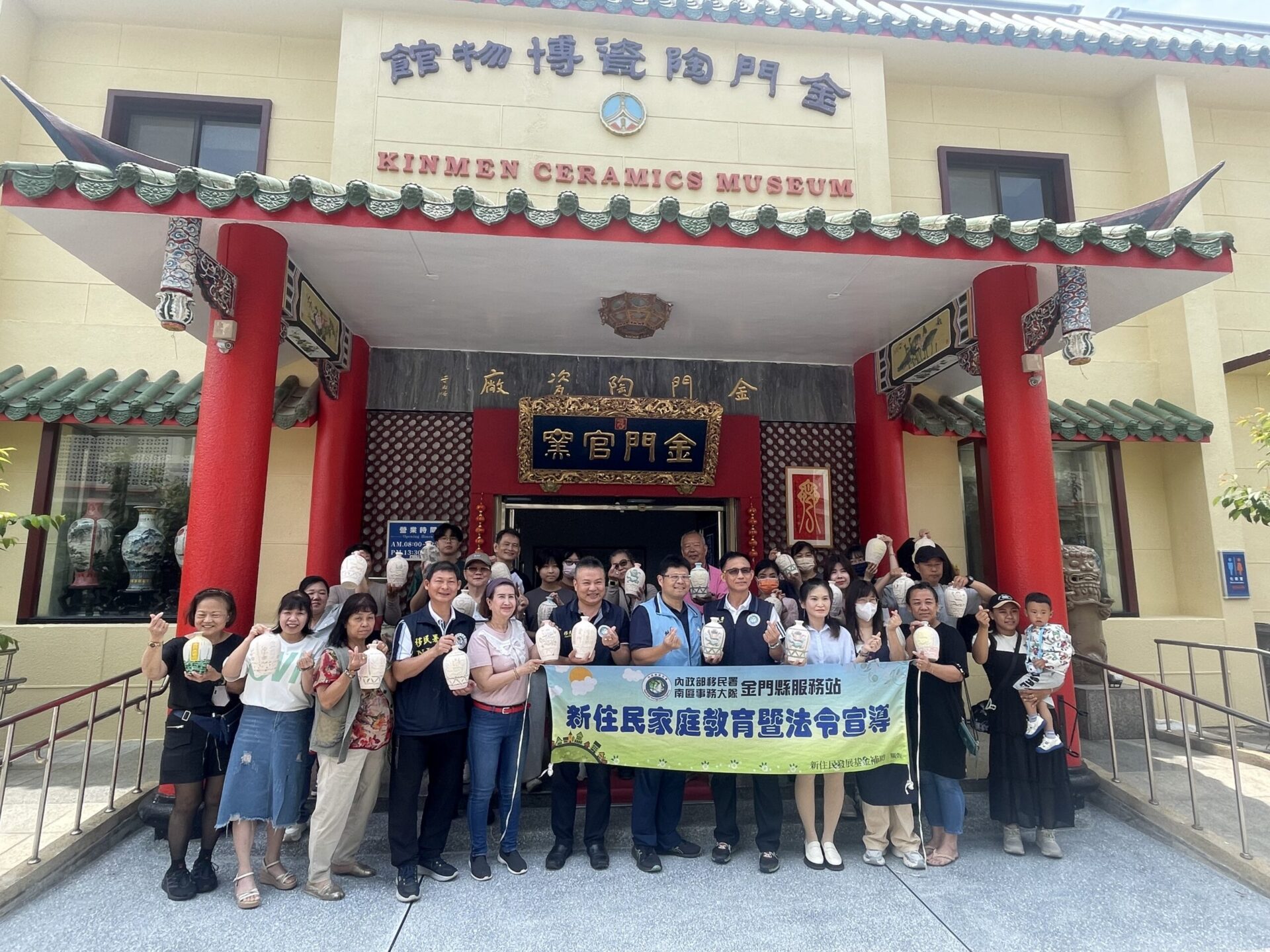 慶祝母親節移民署邀新二代彩繪官窯高粱酒瓶獻祝福 慶祝母親節移民署邀新二代彩繪官窯高粱酒瓶獻祝福