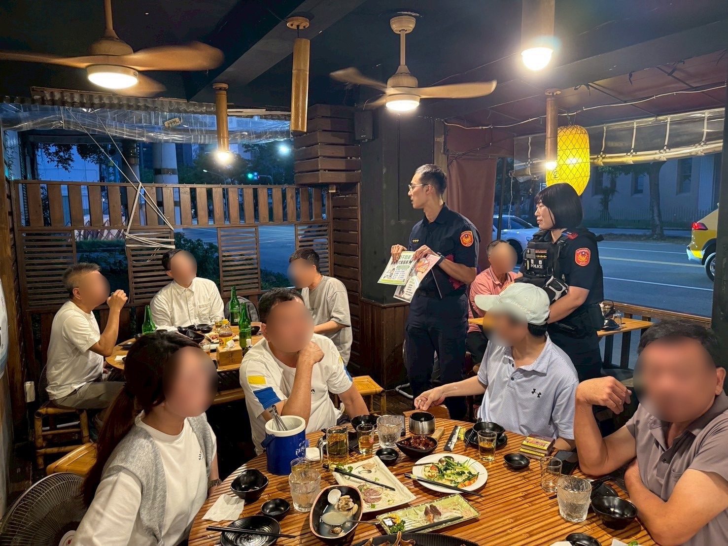 從源頭防制酒駕發生 高雄警穿梭飲酒場所叮嚀勿酒駕