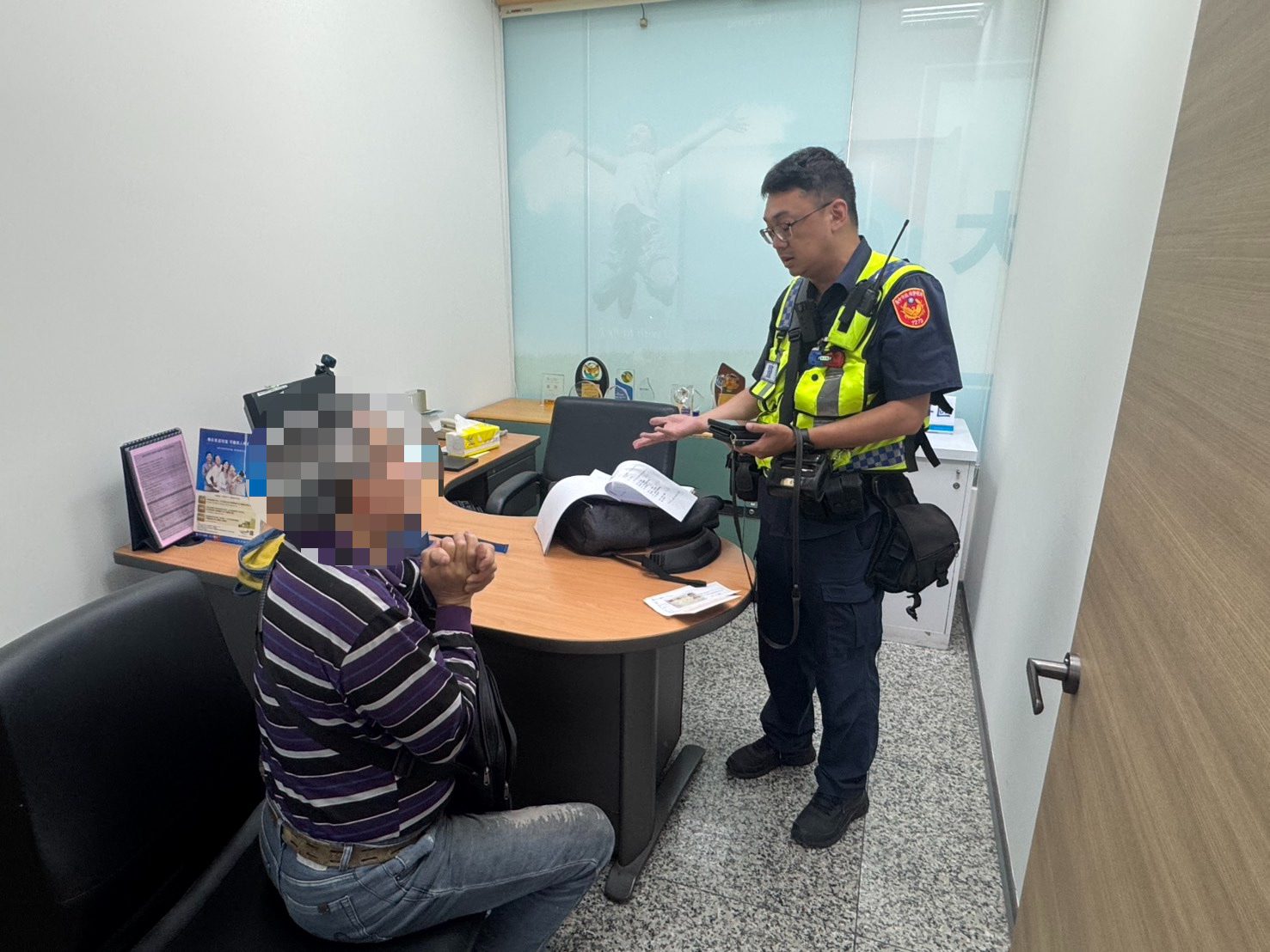 詐團新招! 男持「這文件」應付行員 警眼尖發現有詐 詐團新招! 男持「這文件」應付行員 警眼尖發現有詐