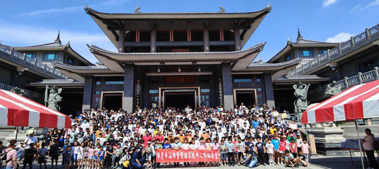 「浴佛獻慈心、佛恩傳愛意」佛恩寺母親節前夕溫暖發放助學金 千人齊聚沐佛恩