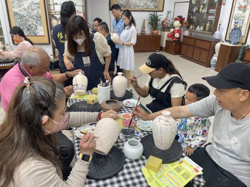 慶祝母親節移民署邀新二代彩繪官窯高粱酒瓶獻祝福