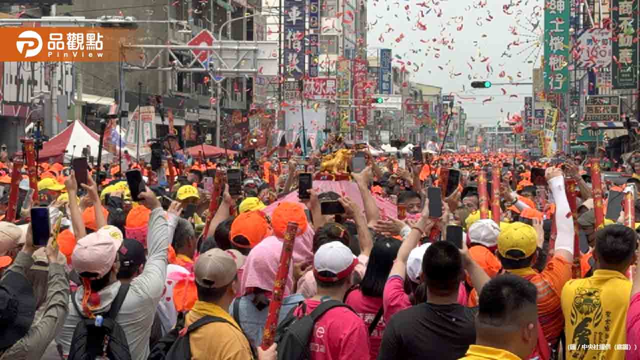 白沙屯進香公嬤「劫緣」10分鐘搶光300個麵包 白沙屯進香公嬤「劫緣」10分鐘搶光300個麵包