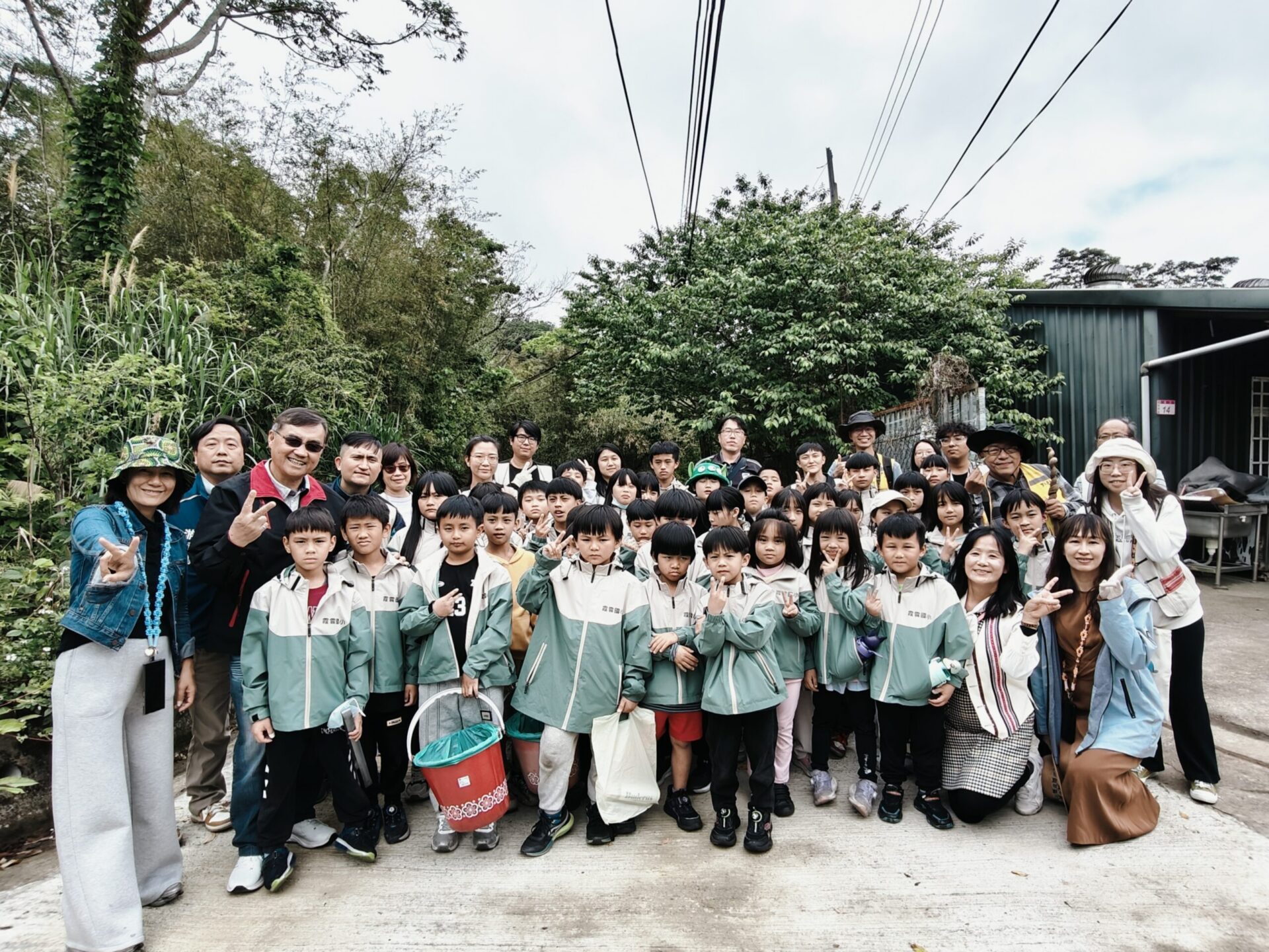 霞雲國小課程融入防災教育 學童彩繪擋土牆畫出家鄉文化 霞雲國小課程融入防災教育 學童彩繪擋土牆畫出家鄉文化