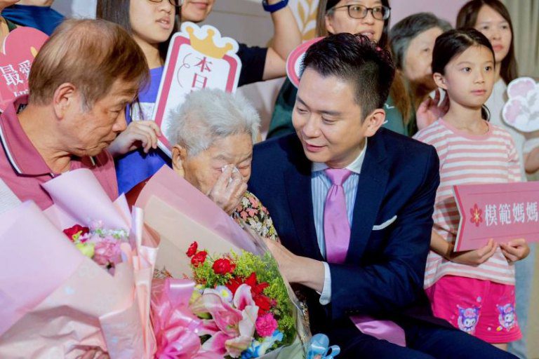 鄭朝方致敬母愛的韌性與偉大 表揚44位竹北模範母親 鄭朝方致敬母愛的韌性與偉大 表揚44位竹北模範母親