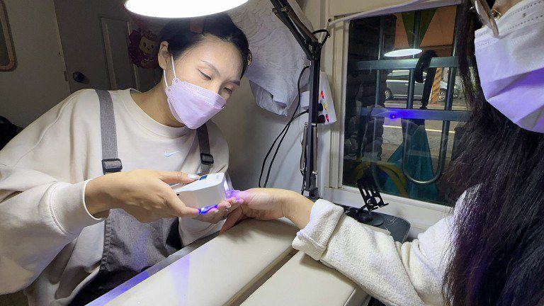 靠著參加職訓學美甲　重返職場成功創業當美甲師