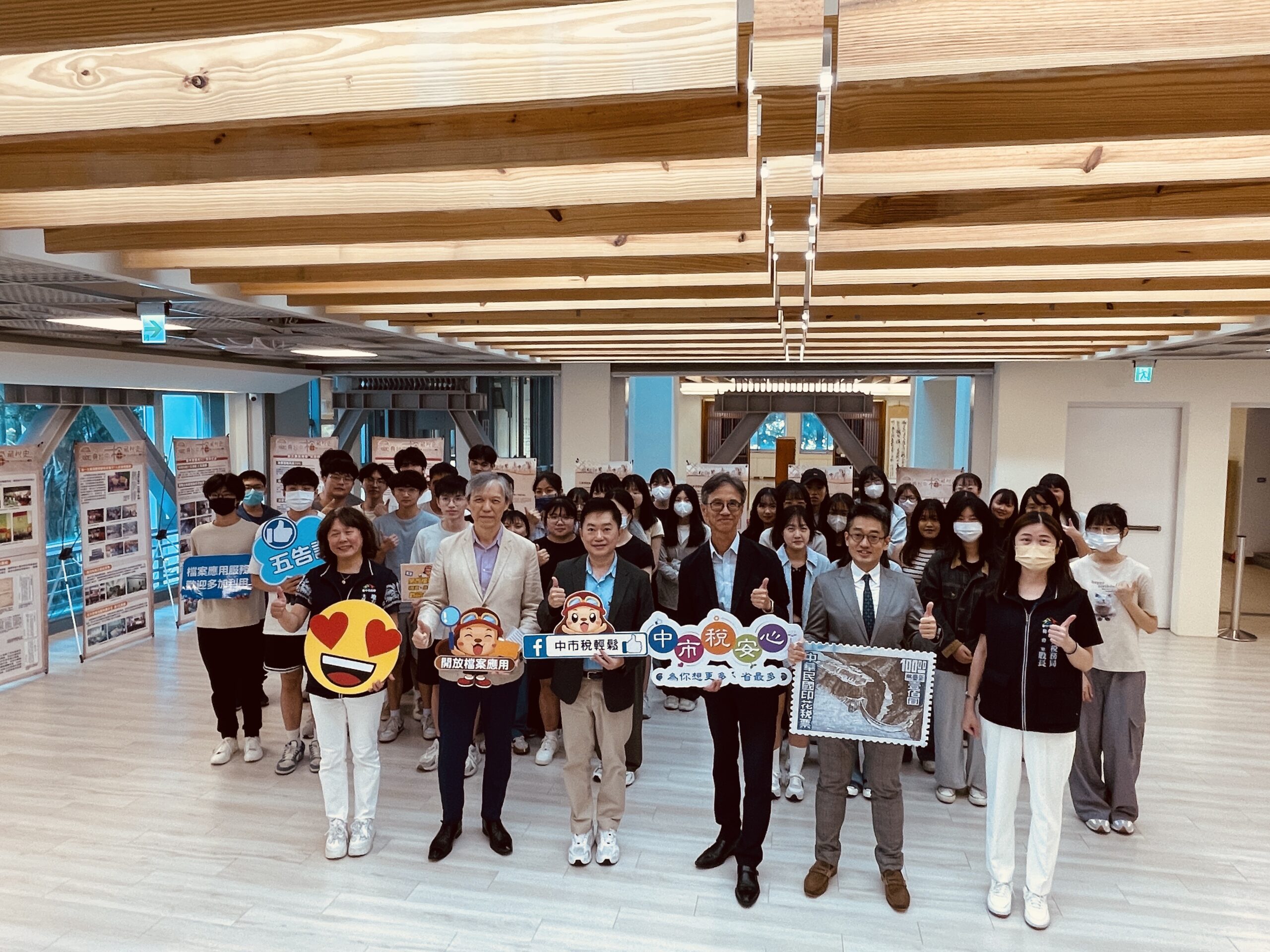 台中稅務局檔案巡迴展進駐逢甲大學　展現百年稅史風華