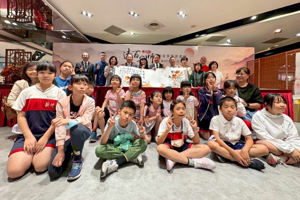 新竹大遠百聯手名師揮毫歡慶母親節 傳統筆墨書畫演繹福卡獻祝福 新竹大遠百聯手名師揮毫歡慶母親節 傳統筆墨書畫演繹福卡獻祝福