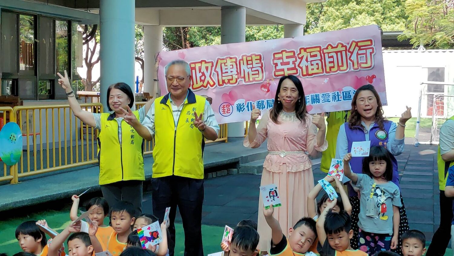 彰化郵局攜手幼兒園辦母親節活動 孩子手寫明信片傳遞濃濃親情 彰化郵局攜手幼兒園辦母親節活動 孩子手寫明信片傳遞濃濃親情