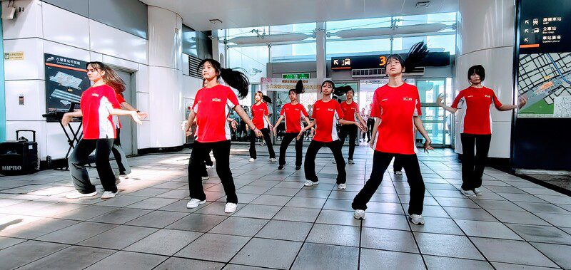 高鐵左營站歡慶母親節 學子歌舞送祝福 高鐵左營站歡慶母親節 學子歌舞送祝福