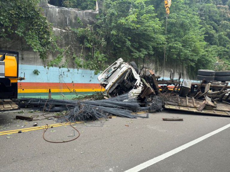 一輛滿載鋼筋拖車翻落近10米深的寶山路上 幸未造成人員傷亡 一輛滿載鋼筋拖車翻落近10米深的寶山路上 幸未造成人員傷亡