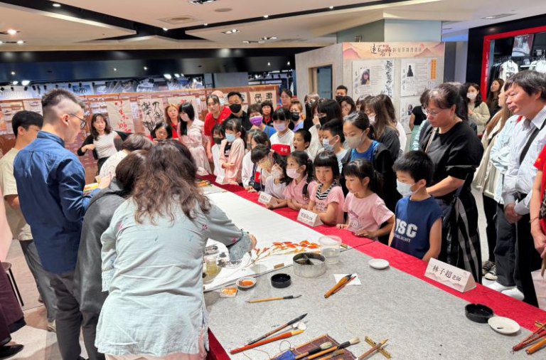 新竹大遠百名師揮毫歡慶母親節 福卡獻祝福 新竹大遠百名師揮毫歡慶母親節 福卡獻祝福