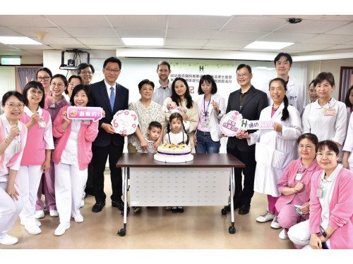 婦幼專責醫院推動多元友善温柔生產 第一例家庭化水中生產寶寶慶滿月 婦幼專責醫院推動多元友善温柔生產 第一例家庭化水中生產寶寶慶滿月