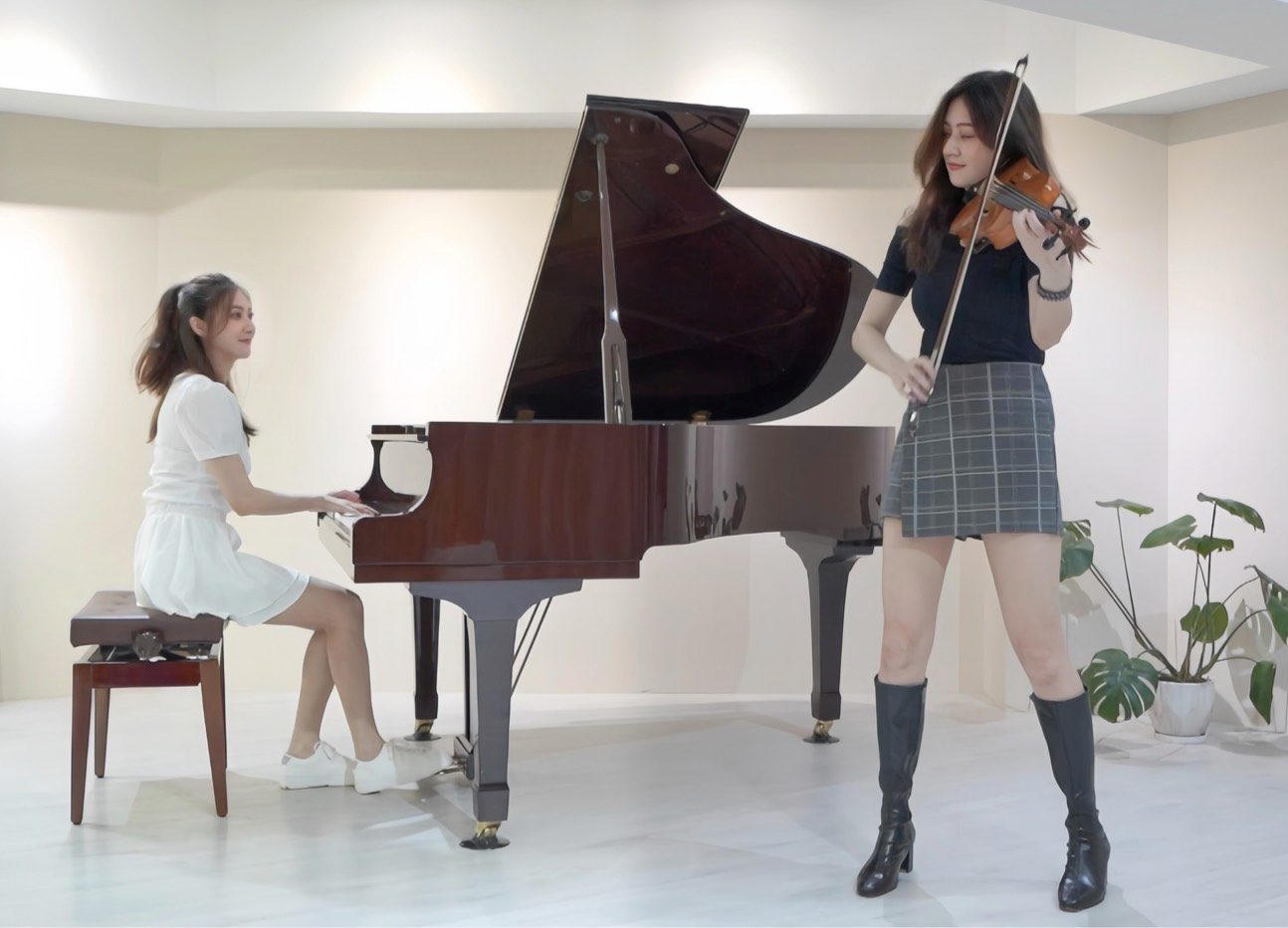 黑白林逸欣雙琴演繹分身疑雲　一人分飾兩角的「雙胞胎合奏」