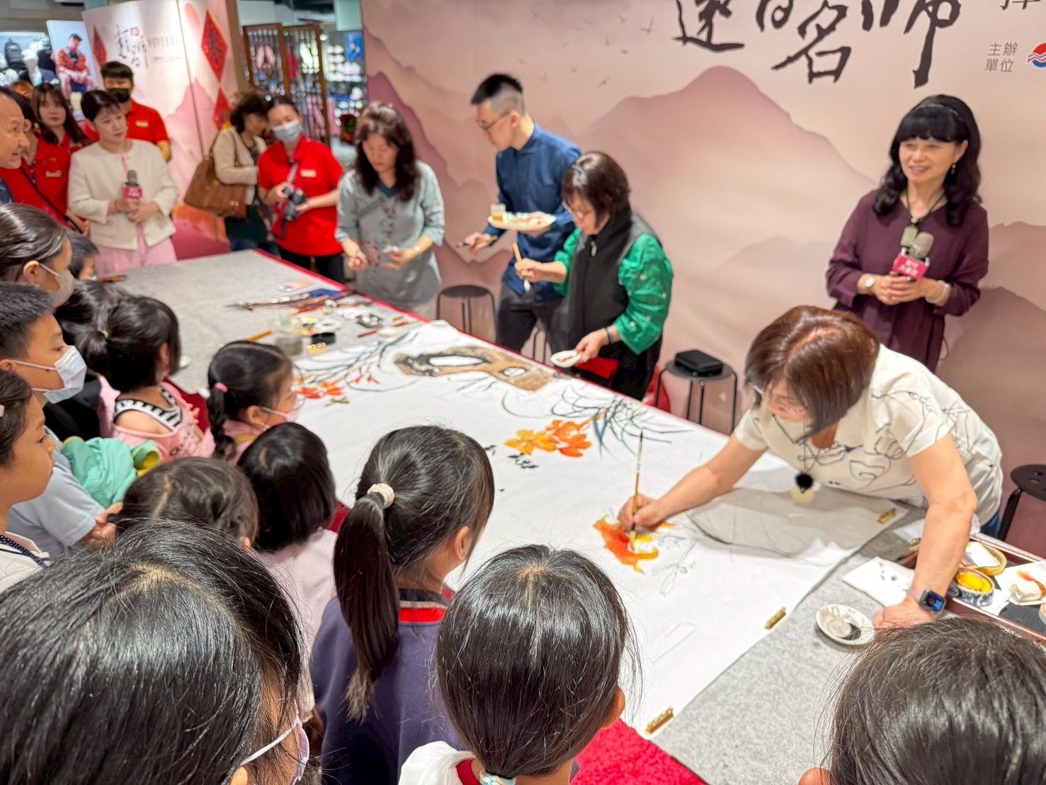 新竹大遠百邀名師揮毫 提前歡慶母親節獻上祝福 新竹大遠百邀名師揮毫 提前歡慶母親節獻上祝福