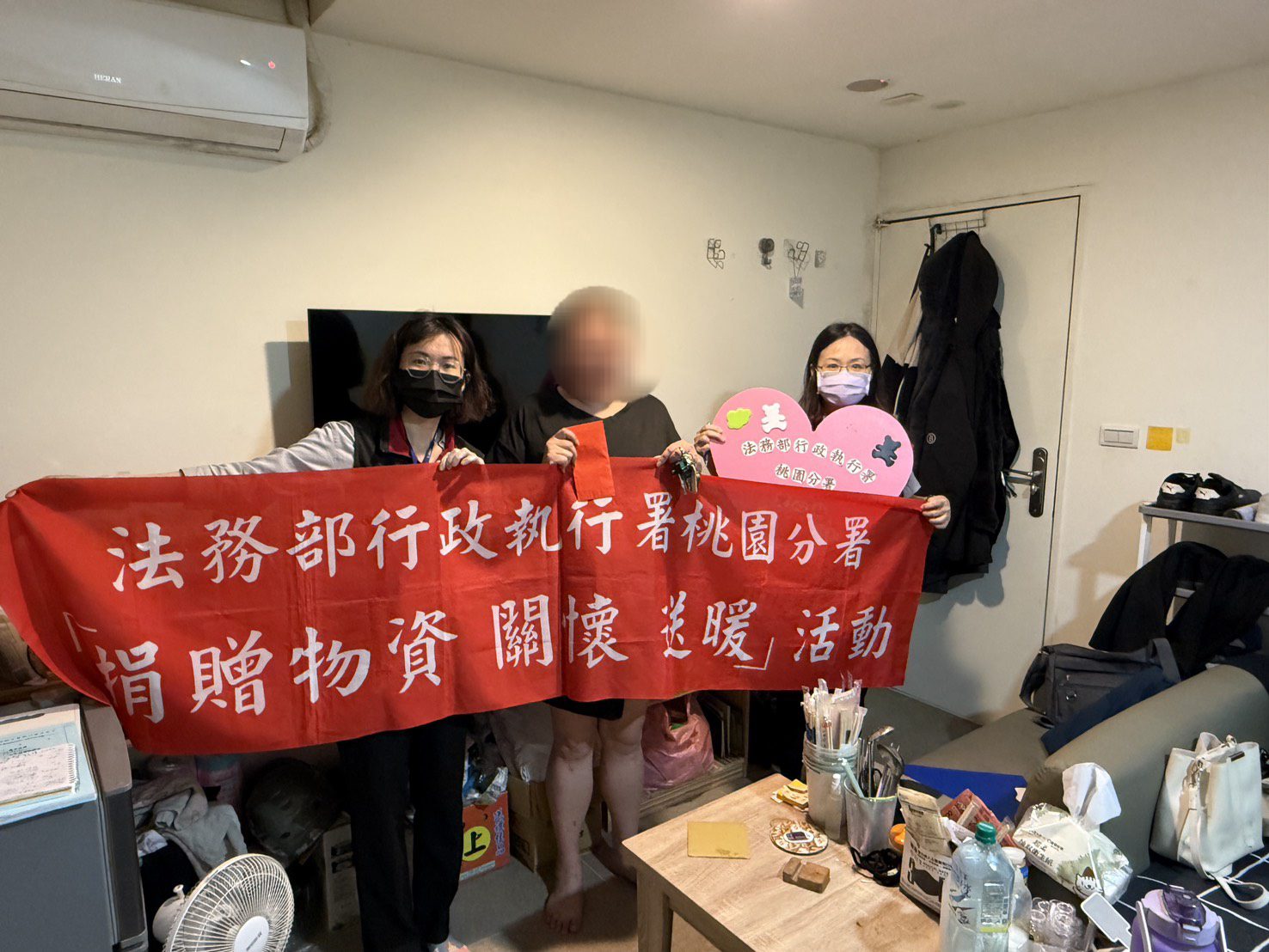 單親媽繳不出健保費求分期繳納 桃園分署贈慰問金 單親媽繳不出健保費求分期繳納 桃園分署贈慰問金