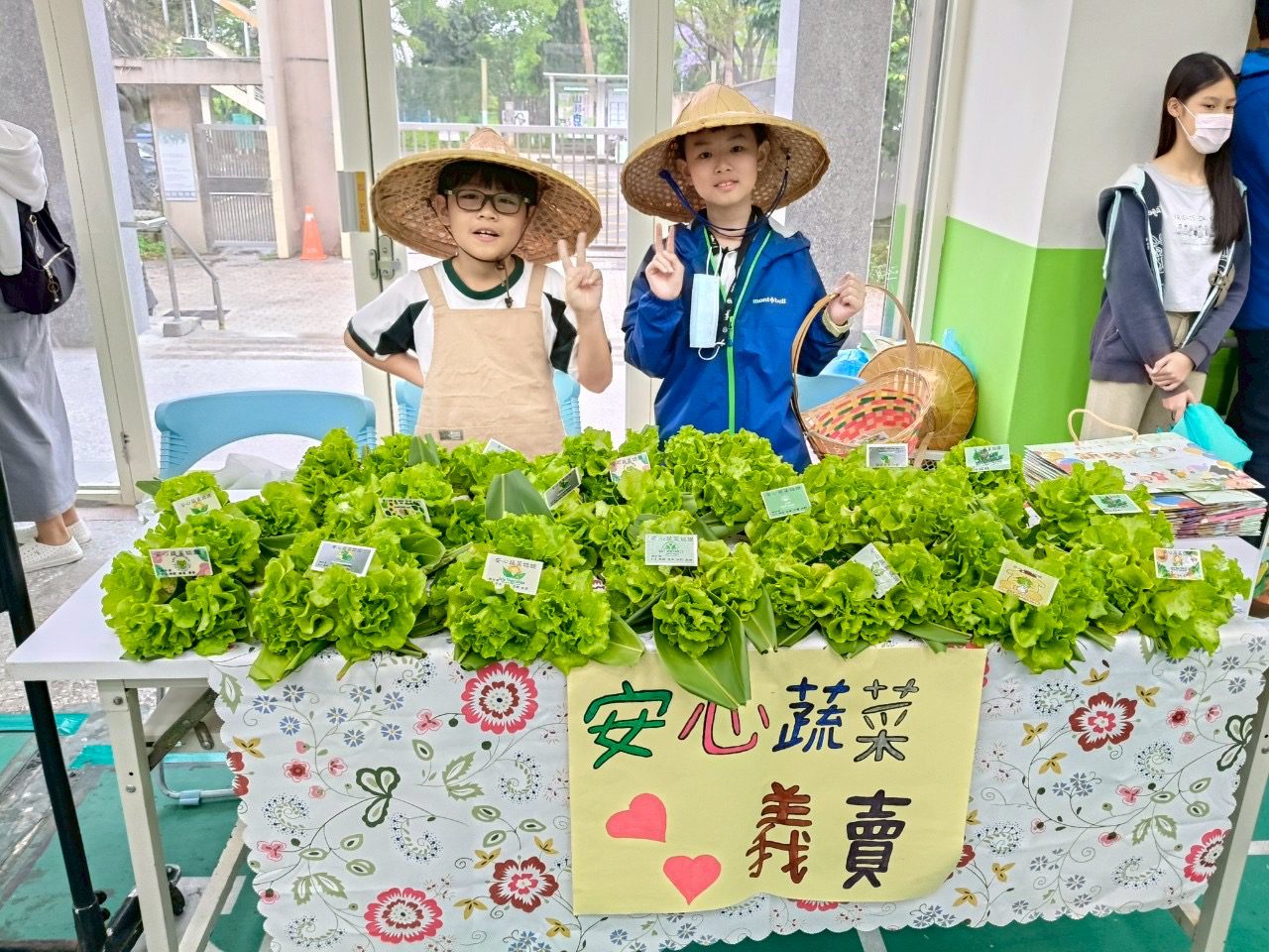 平鎮新勢國小61周年校慶熱鬧登場 學生賣友善蔬菜做公益 平鎮新勢國小61周年校慶熱鬧登場 學生賣友善蔬菜做公益