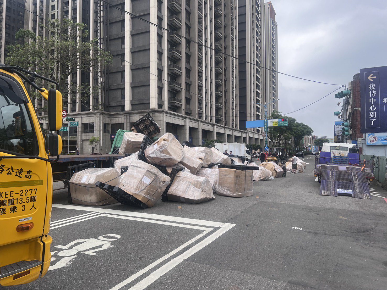 【有片】小客車鬼切與直行大貨車碰撞 貨物散落一地阻通行 【有片】小客車鬼切與直行大貨車碰撞 貨物散落一地阻通行