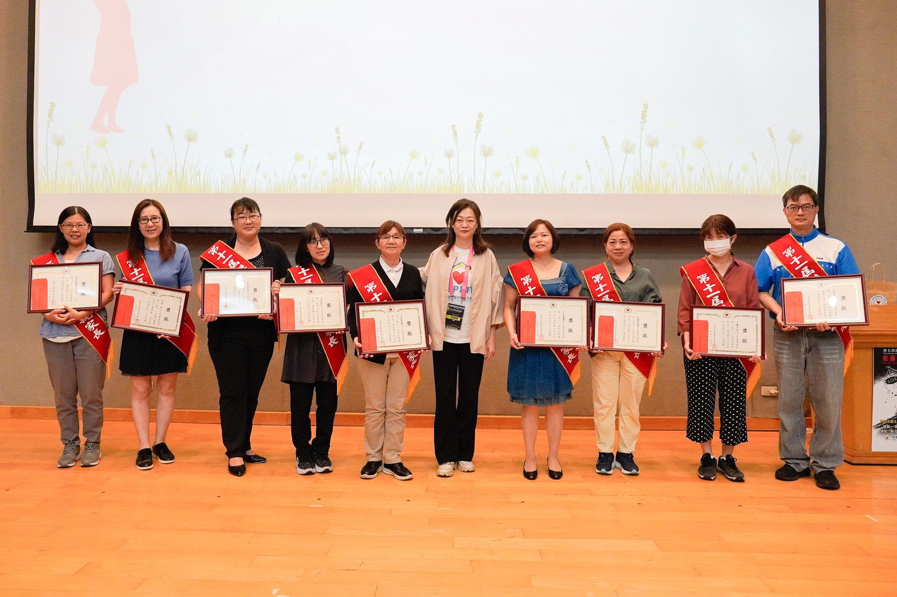 國際單親兒童基金會表揚單親家長 鼓勵勇敢向前走 國際單親兒童基金會表揚單親家長 鼓勵勇敢向前走