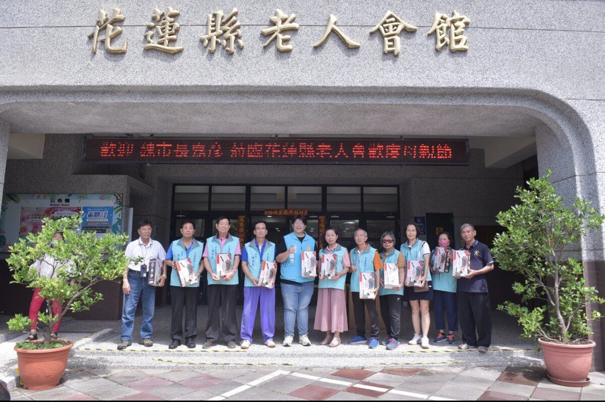 迎接光輝五月 市長魏嘉彥 親自贈送母親節賀禮 迎接光輝五月 市長魏嘉彥 親自贈送母親節賀禮