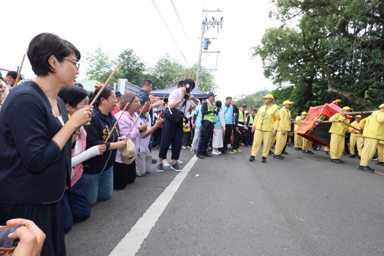 白沙屯媽祖遶境南投 許淑華名間跪迎鑾駕祈願 白沙屯媽祖遶境南投 許淑華名間跪迎鑾駕祈願