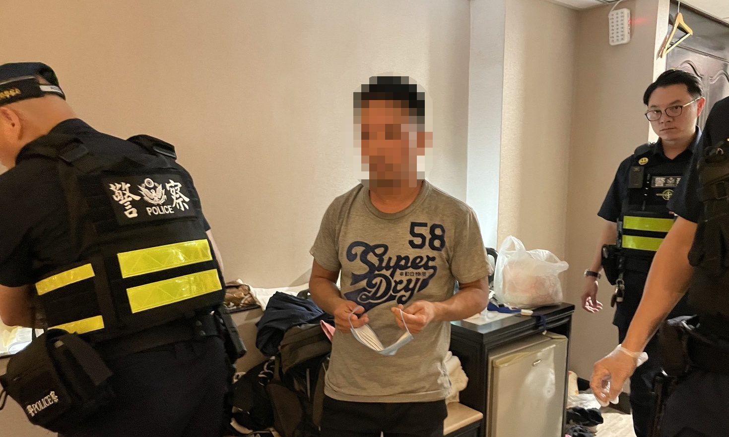 男子訂外送開門取餐 赫見警方致吸毒現形 男子訂外送開門取餐 赫見警方致吸毒現形