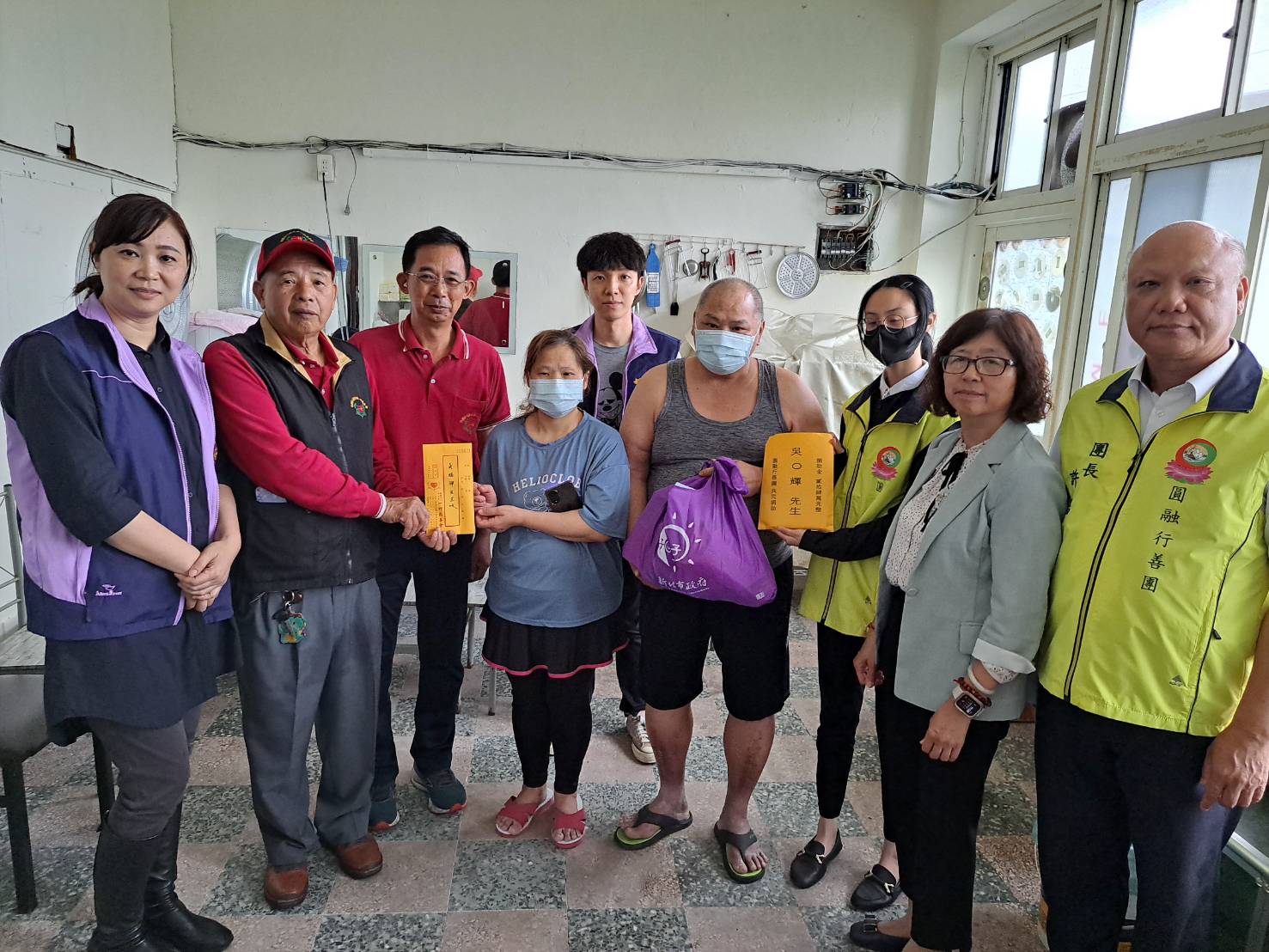 3名子女罹患罕病 媽媽心力交瘁 圓融與一竹慈善會聯手送暖解困 3名子女罹患罕病 媽媽心力交瘁 圓融與一竹慈善會聯手送暖解困