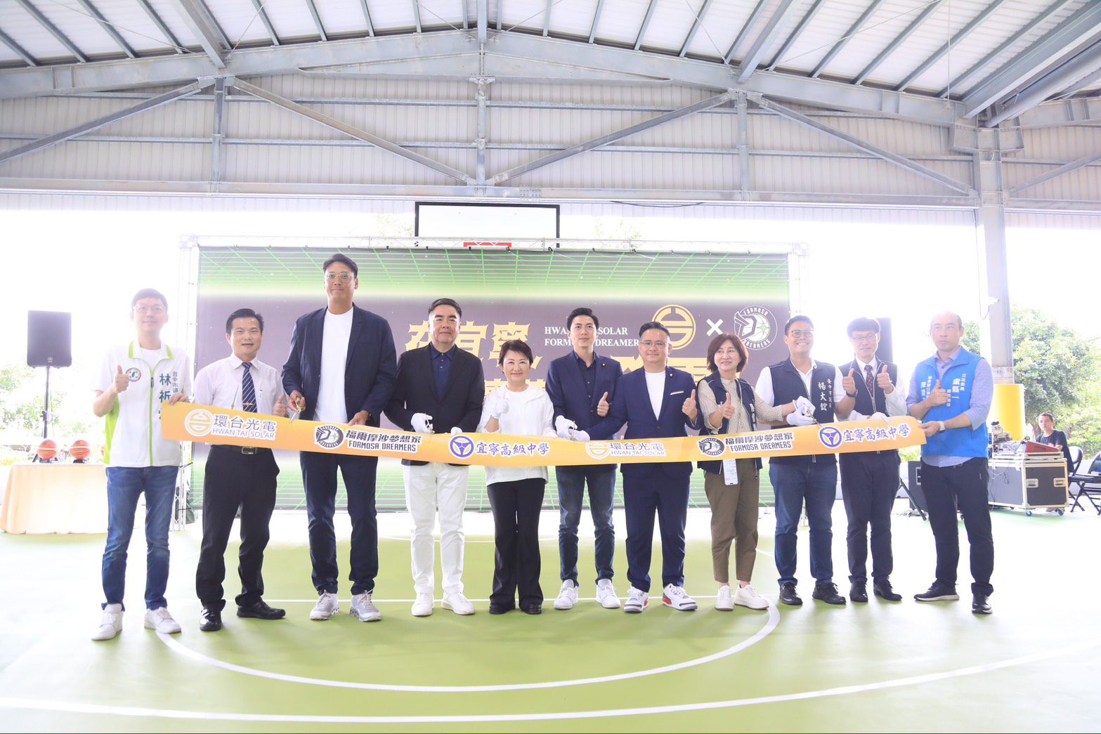 台中宜寧高中光電球場啟用　盧秀燕推動綠能教育　展現三贏模式
