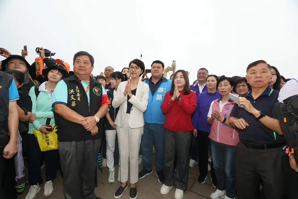 白沙屯媽祖駐駕受天宮過夜  趕早起駕許縣長獻花送駕