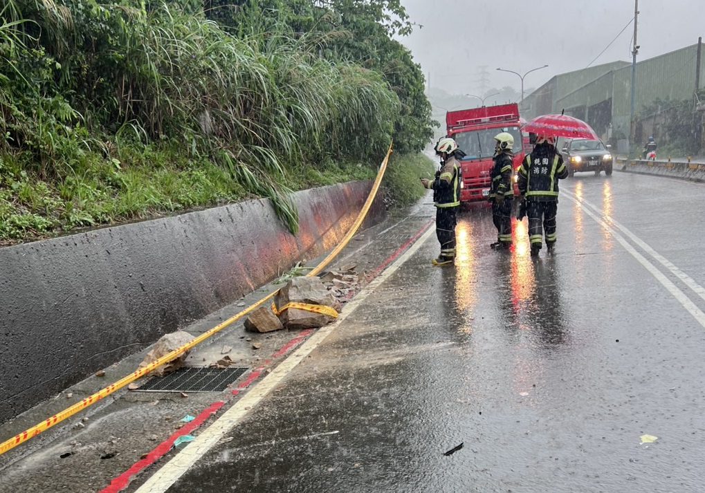 豪雨導致龜山東萬壽路土石坍方 路過騎士慘摔掛彩 豪雨導致龜山東萬壽路土石坍方 路過騎士慘摔掛彩