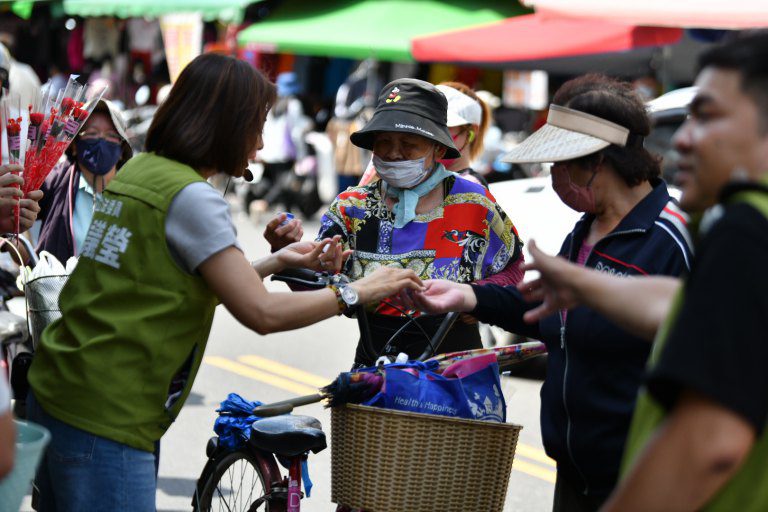 邱議瑩掃市場預祝母親節快樂 凡士林小物祝您凡事贏 邱議瑩掃市場預祝母親節快樂 凡士林小物祝您凡事贏
