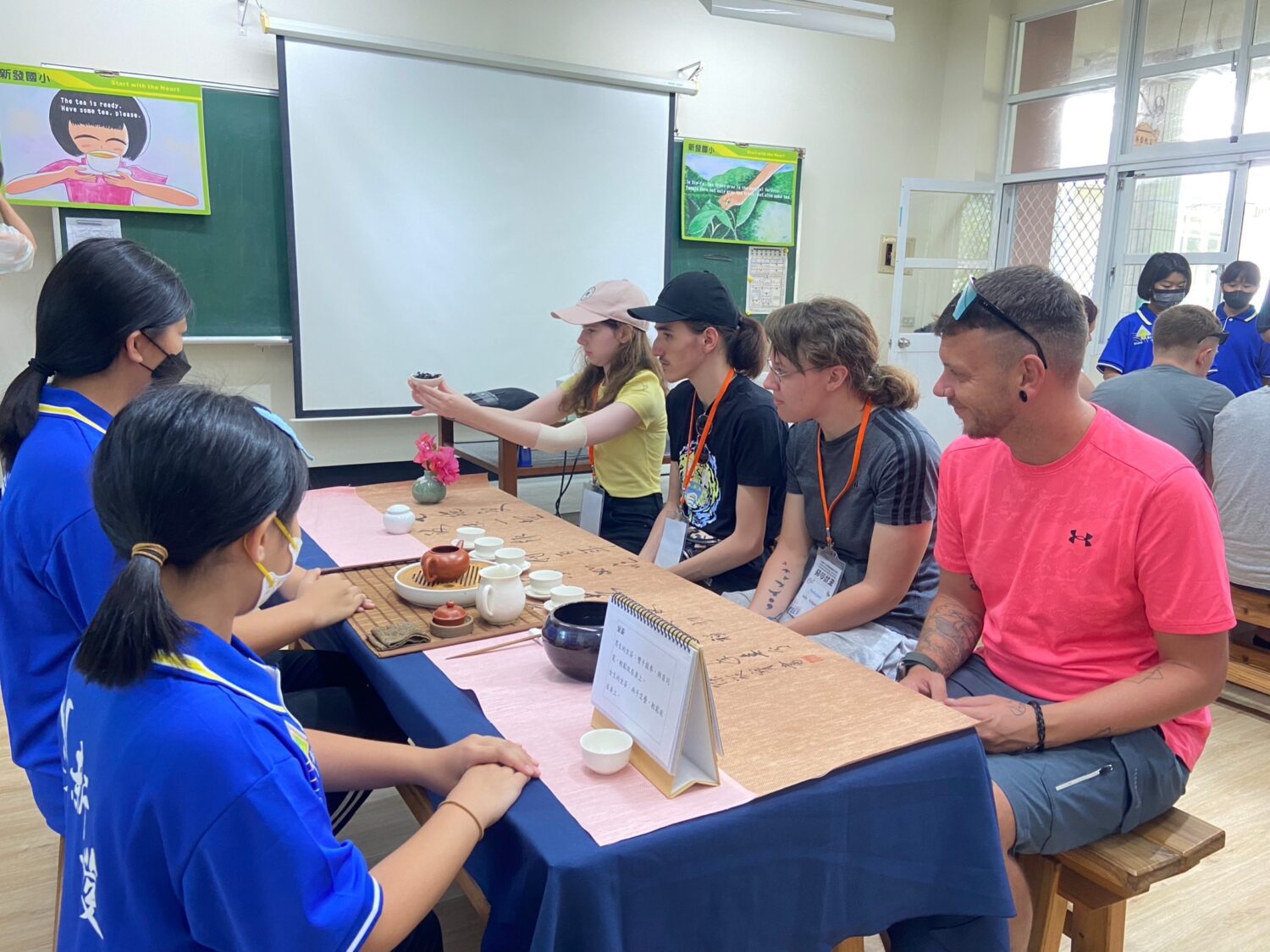 高市農業局攜手六龜新發社區推動農村體驗 引領國際青年志工探索山茶故鄉 高市農業局攜手六龜新發社區推動農村體驗 引領國際青年志工探索山茶故鄉