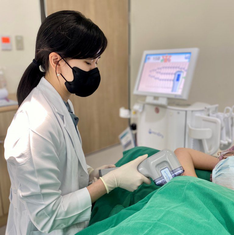 青春期少女深受手汗與腋下異味困擾 仁愛長庚醫清新門診助她揮別尷尬重拾自信 青春期少女深受手汗與腋下異味困擾 仁愛長庚醫清新門診助她揮別尷尬重拾自信