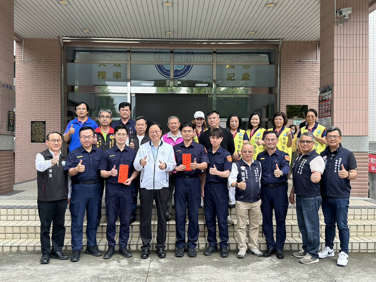 民眾失竊皮包藏回憶 警奔波找回落實熱忱服務 市長頒獎表揚 民眾失竊皮包藏回憶 警奔波找回落實熱忱服務 市長頒獎表揚