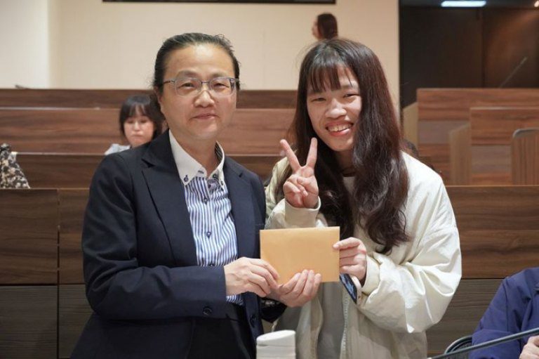 師恩如母愛！　華大學子獻卡片 感謝「校園媽媽」守護