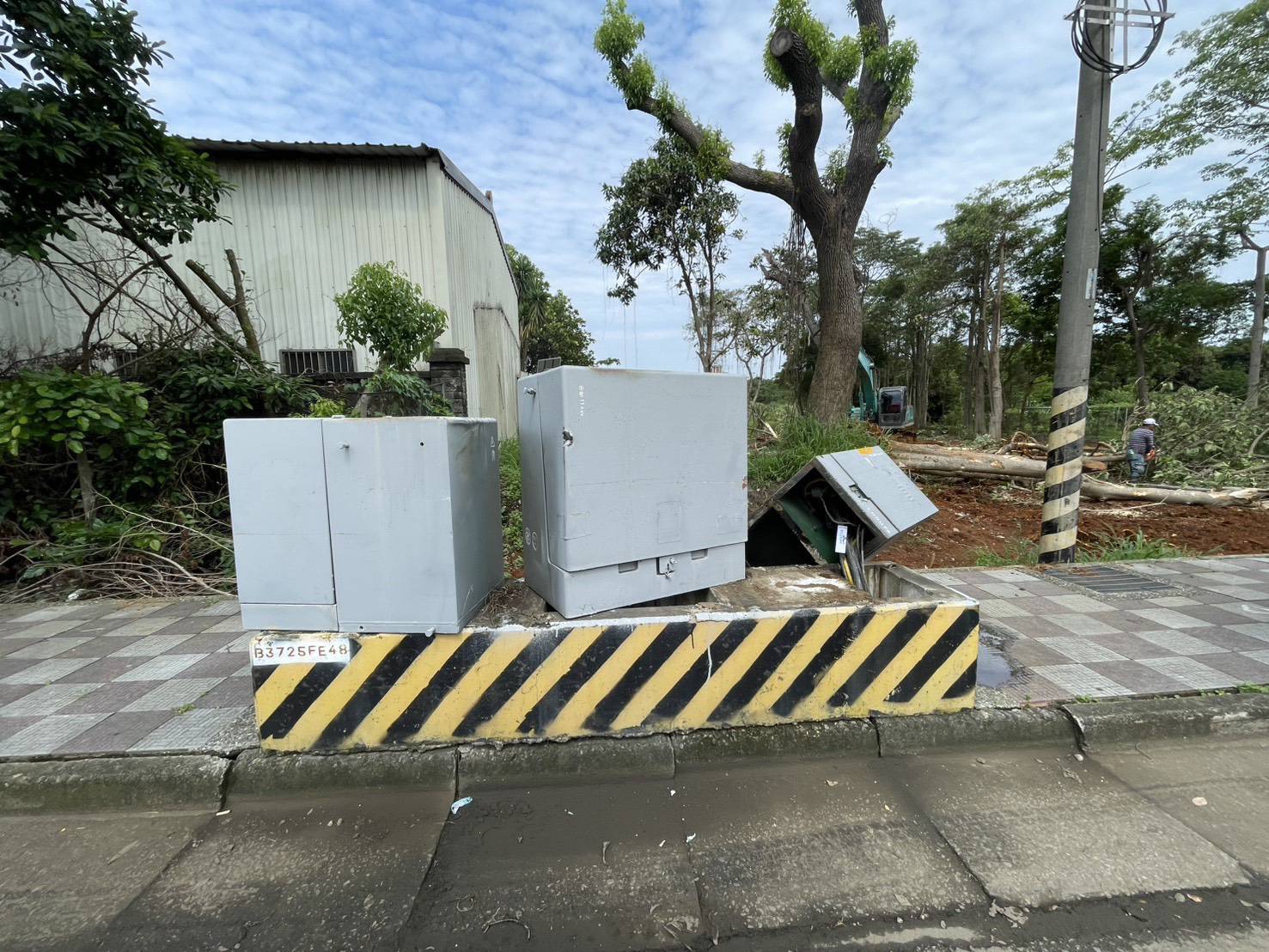 大貨車撞壞變電箱 八德505戶停電