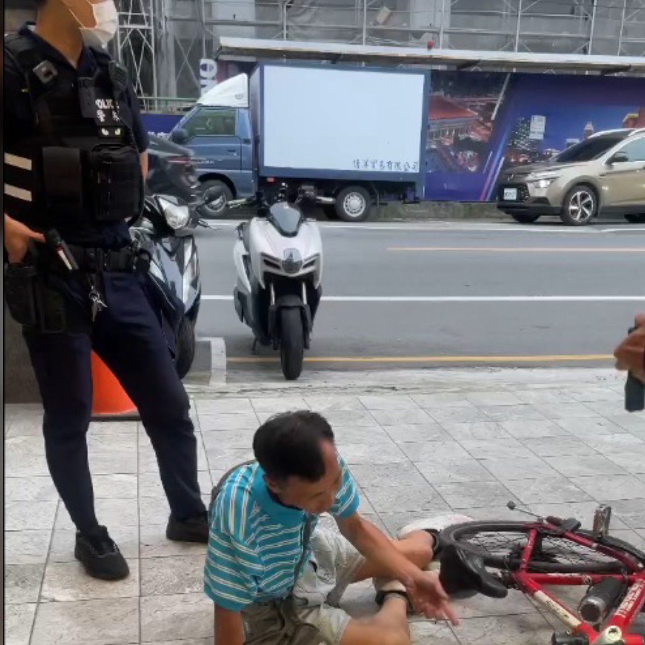 男子酒醉自摔誣指店家動手 警調監視器畫面還原真相