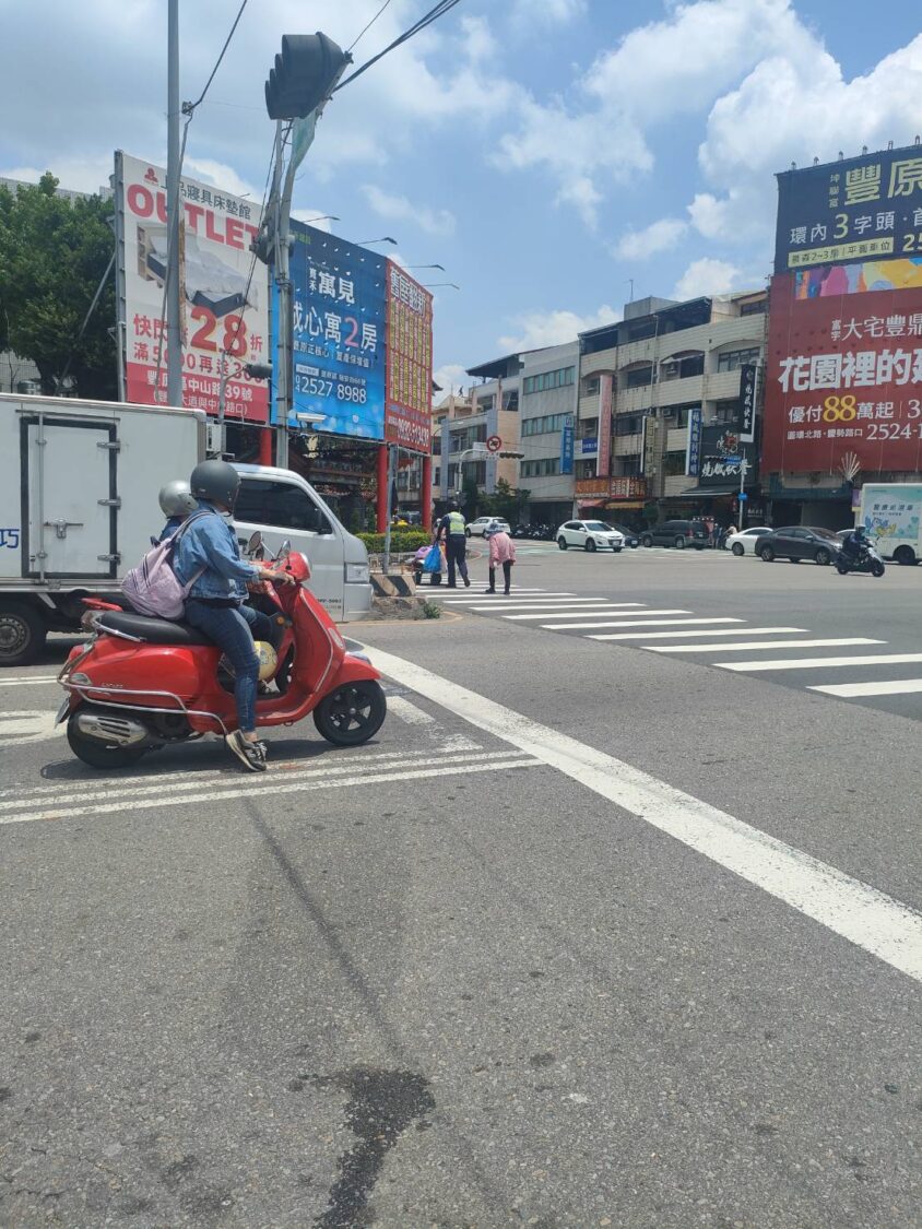 豐原警護送拾荒嬤安全穿越馬路 蔚為烈日下的溫柔力量 豐原警護送拾荒嬤安全穿越馬路 蔚為烈日下的溫柔力量