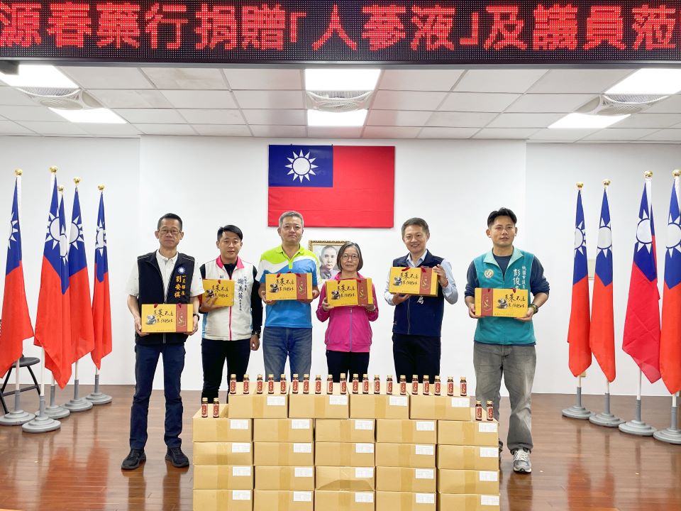 中藥行致贈蔘蔘不息 感謝壢警守護治安 中藥行致贈蔘蔘不息 感謝壢警守護治安