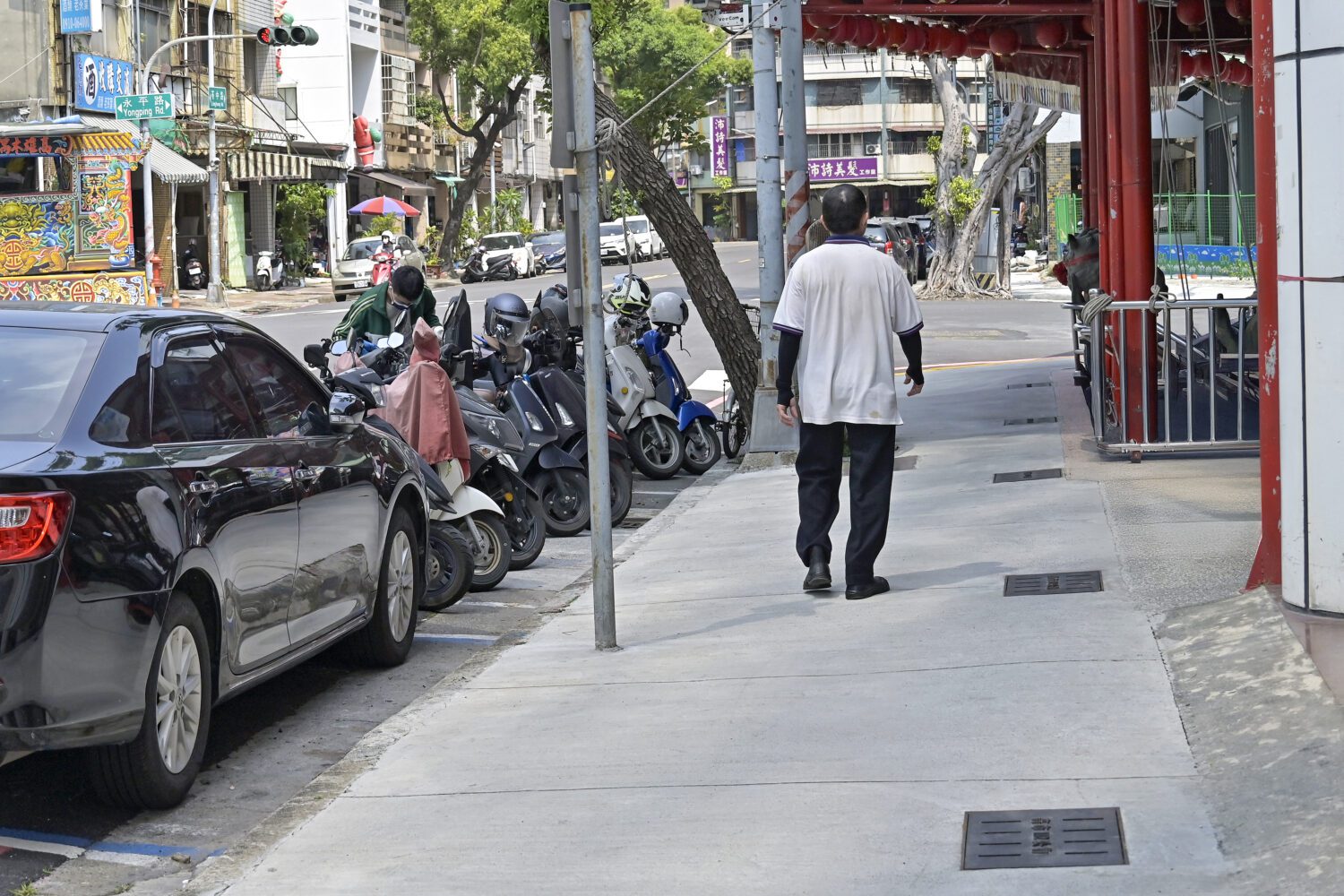 高市永平路及苓中路人行道改善 愛河灣岸通行更便捷 高市永平路及苓中路人行道改善 愛河灣岸通行更便捷