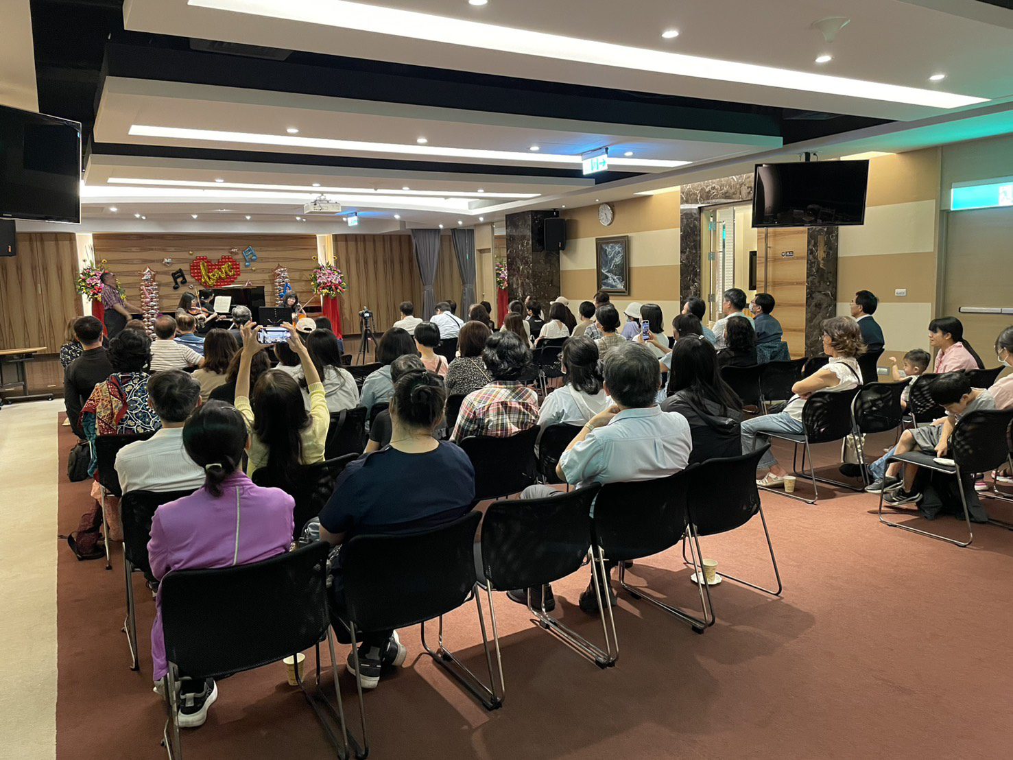 馨蕙馨醫療集團母親節感恩音樂會　以音符寫下最溫柔的小情書