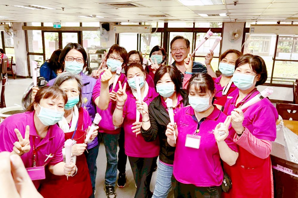 致贈康乃馨、致敬母親節 八德榮家祝福住民奶奶暨同仁母親節快樂 致贈康乃馨、致敬母親節 八德榮家祝福住民奶奶暨同仁母親節快樂