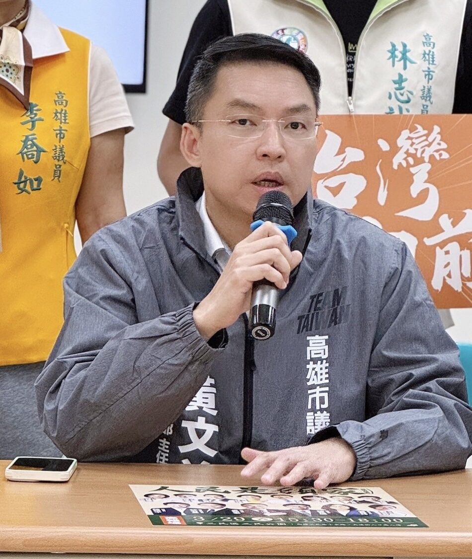 民進黨高市黨部主委黃文益痛批朱立倫 以希特勒比喻賴清德,是對歷史的羞辱也是對民主的背叛! 民進黨高市黨部主委黃文益痛批朱立倫 以希特勒比喻賴清德,是對歷史的羞辱也是對民主的背叛!