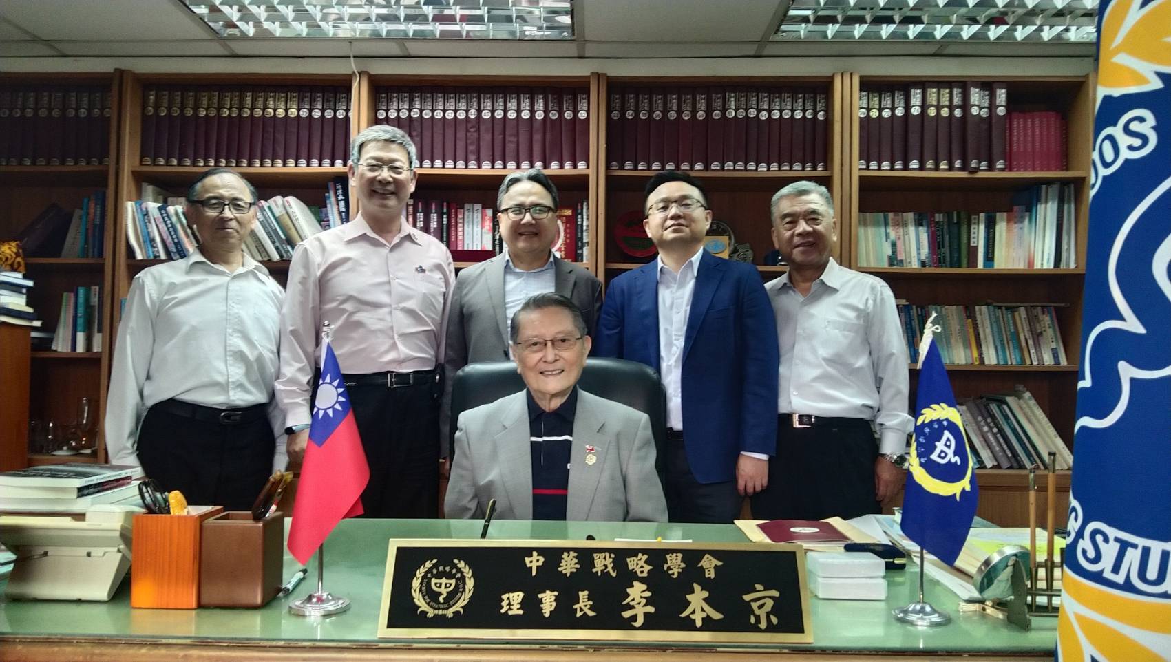 政大教授連弘宜、吳崇涵訪中華戰略學會 理事長李本京接待 達成強化學術交流合作共識 政大教授連弘宜、吳崇涵訪中華戰略學會 理事長李本京接待 達成強化學術交流合作共識