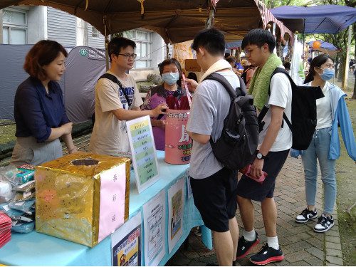 「國立宜蘭大學99年校慶—璀璨九九 喜迎百歲」東區養護工程分局共襄辦理廉潔、反詐、消費者保護宣導活動。 「國立宜蘭大學99年校慶—璀璨九九 喜迎百歲」東區養護工程分局共襄辦理廉潔、反詐、消費者保護宣導活動。