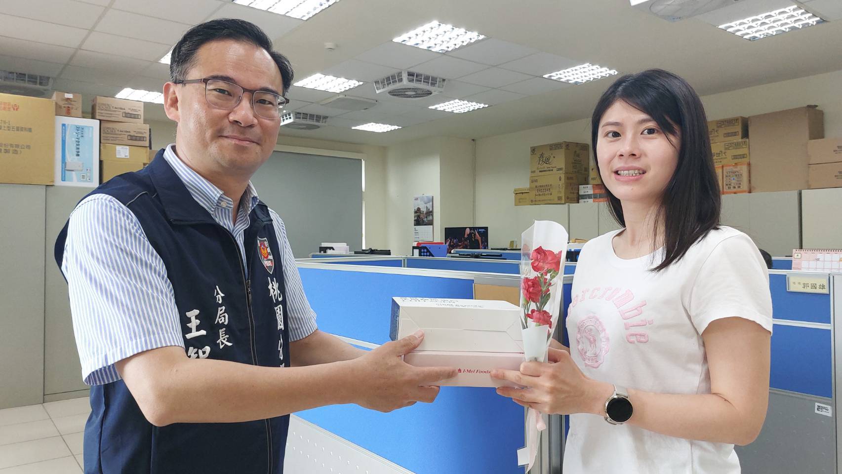 向辛勞警媽媽致敬 桃警分局長送康乃馨與禮盒表感謝 向辛勞警媽媽致敬 桃警分局長送康乃馨與禮盒表感謝