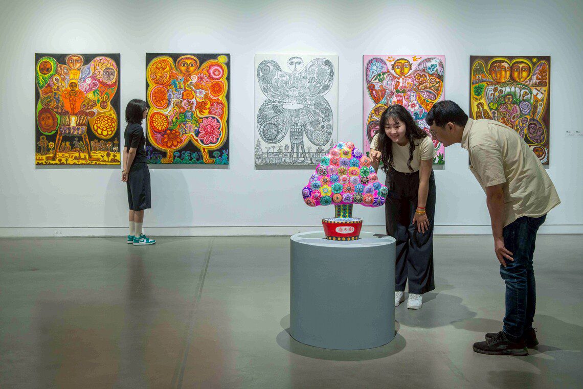 漾新聞|畫風像童畫卻藏社會寓言！張立曄高美館開展